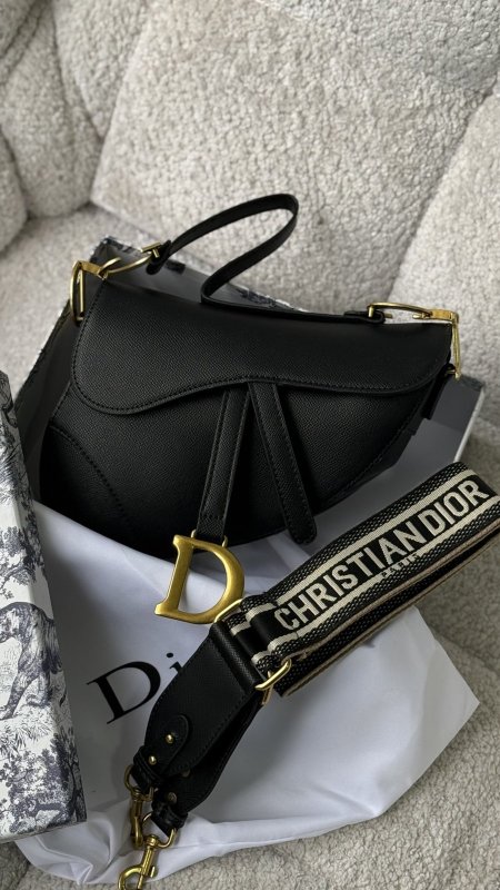 أسود مبزر / شعار ذهبي