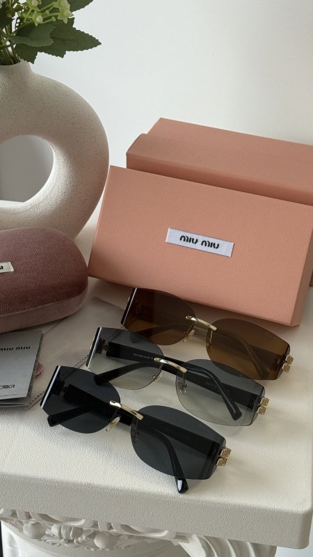 نظارة MIU MIU / شامل علبة مختومة