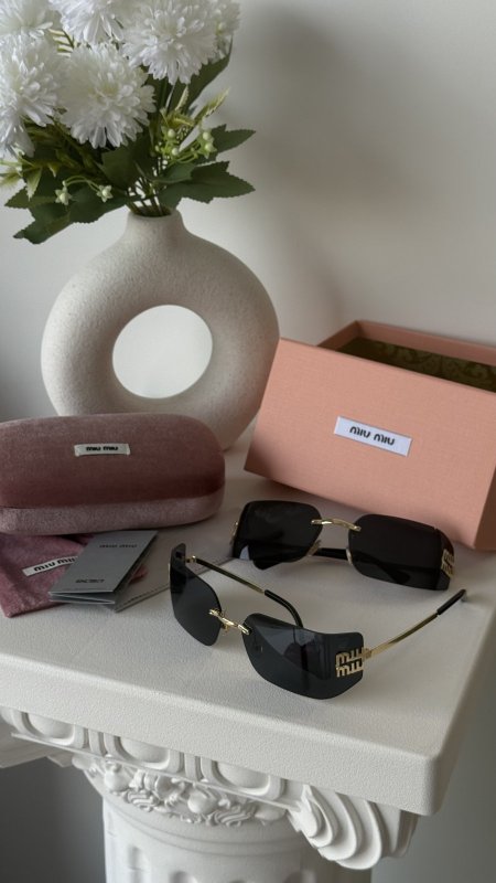 نظارة MIU MIU / شامل علبة مختومة