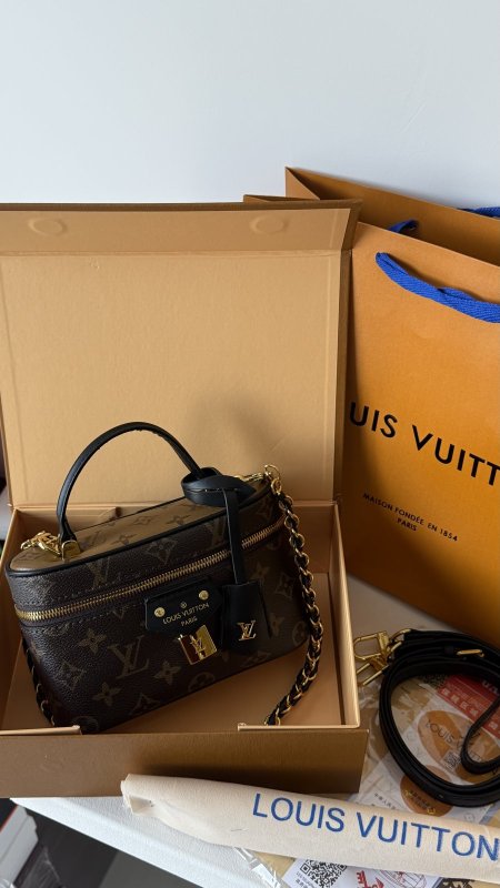 شنطة - Louis Vuitton vanity chain / شامل علبة