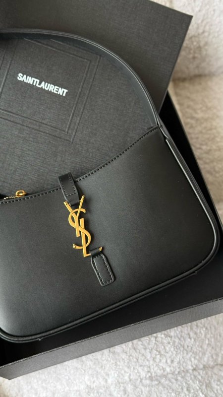 أسود / شعار ذهبي