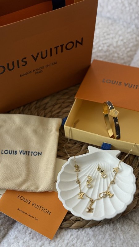 طقم LV / ٣ قطع