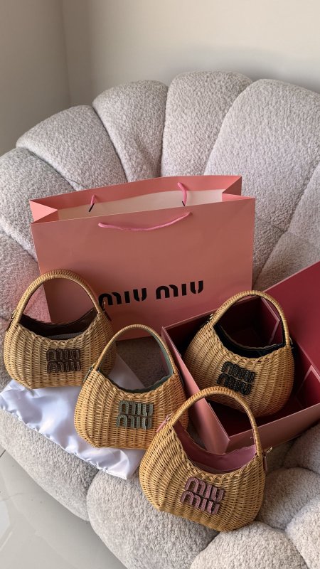 شنطة -   MIU MIU Wander handbag / شامل علبة