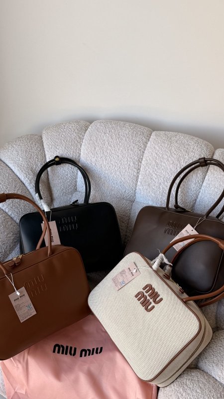 شنطة - MIU MIU Beau leather top-handle / غير شامل علبة