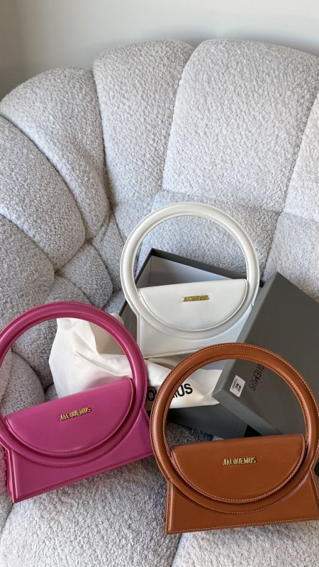 شنطة - JACQUEMUS / شامل علبة الشركة