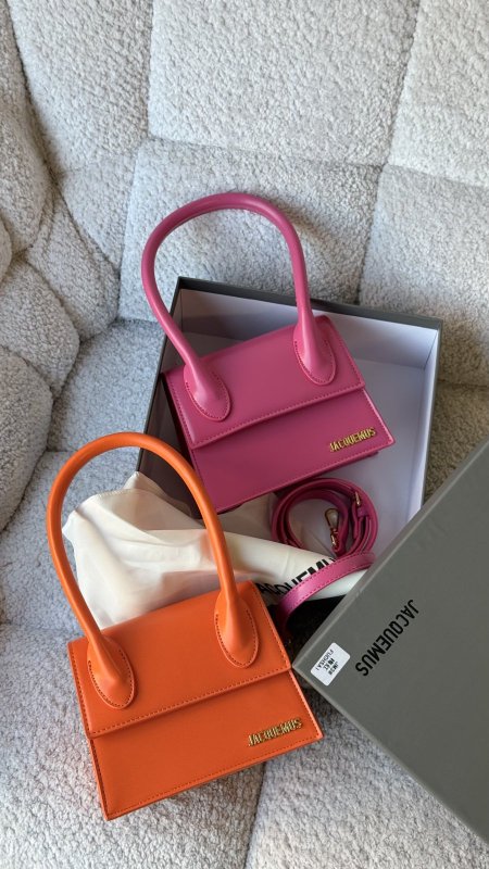 شنطة - JACQUEMUS / شامل علبة الشركة