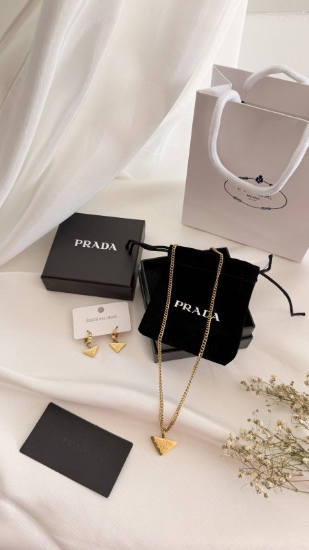 طقم  PRADA / ( سنسال + حلق  ) شامل العلبة الأصلية والملحقات