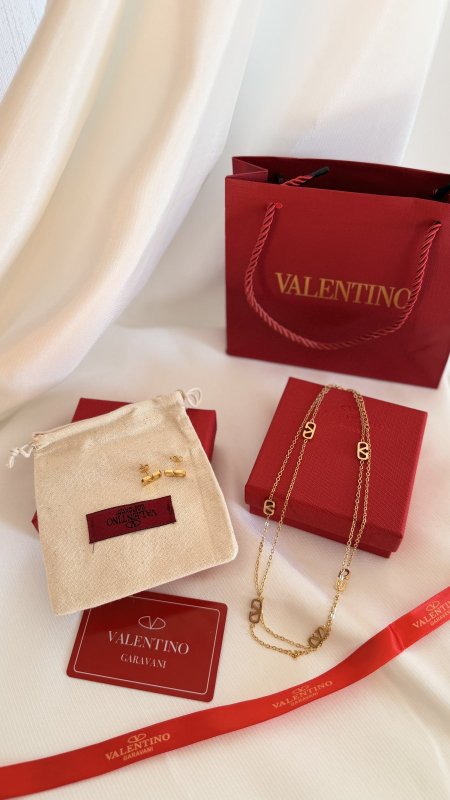 طقم VALENTINO / ( سنسال + حلق  ) شامل العلبة الأصلية والملحقات