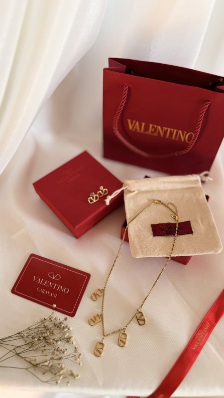 طقم VALENTINO / ( سنسال + حلق  ) شامل العلبة الأصلية والملحقات