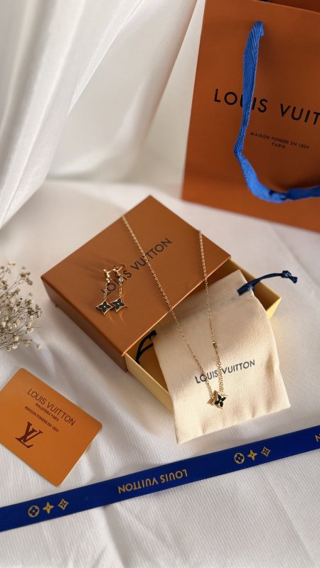 طقم LOUIS VUITTON / ( سنسال + حلق  ) شامل العلبة الأصلية والملحقات