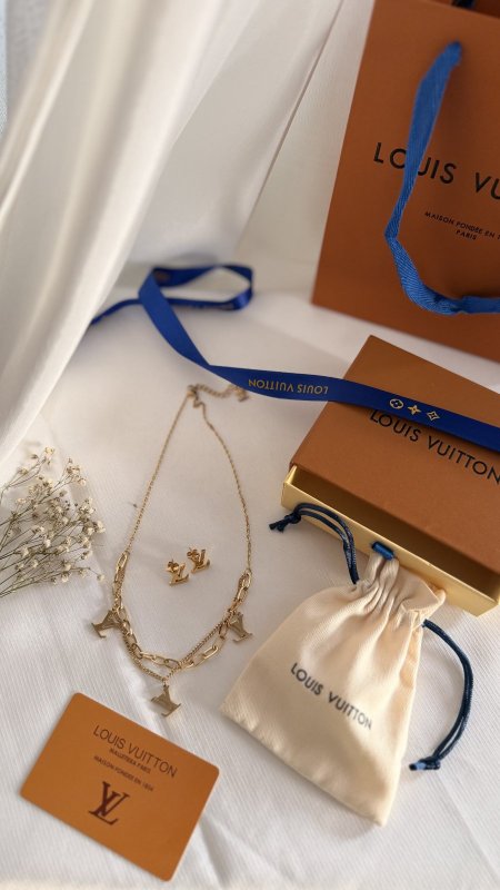 طقم LOUIS VUITTON / ( سنسال + حلق  ) شامل العلبة الأصلية والملحقات