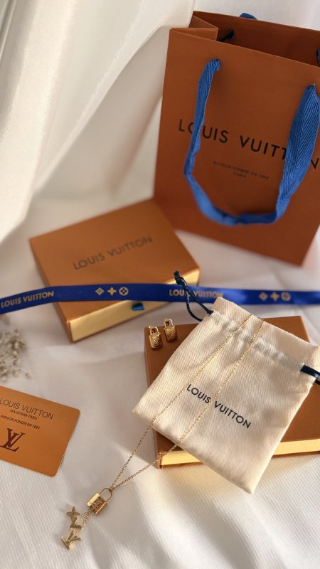 طقم LOUIS VUITTON / ( سنسال + حلق  ) شامل العلبة الأصلية والملحقات