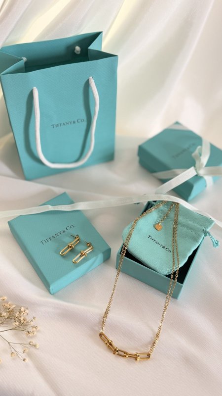 طقم TIFFANY / ( سنسال + حلق  ) شامل العلبة الأصلية والملحقات