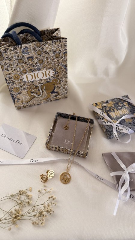 طقم DIOR / ( سنسال + حلق  ) شامل العلبة الأصلية والملحقات