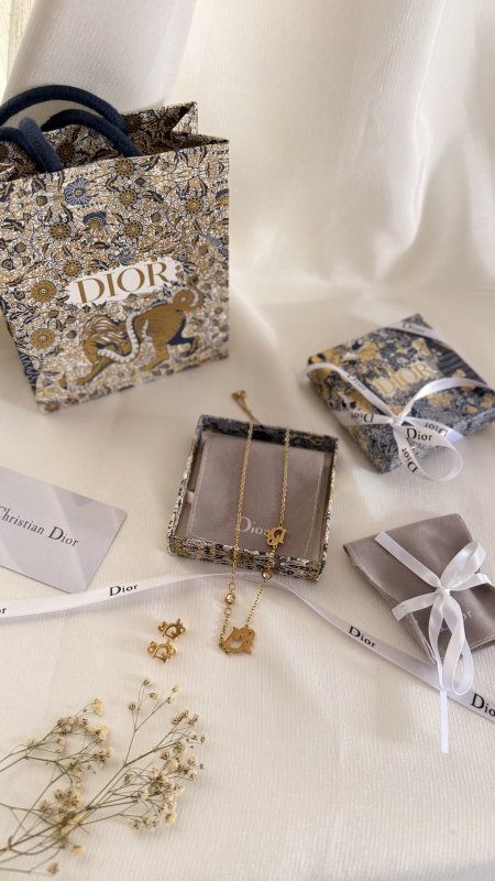طقم DIOR / ( سنسال + حلق  ) شامل العلبة الأصلية والملحقات