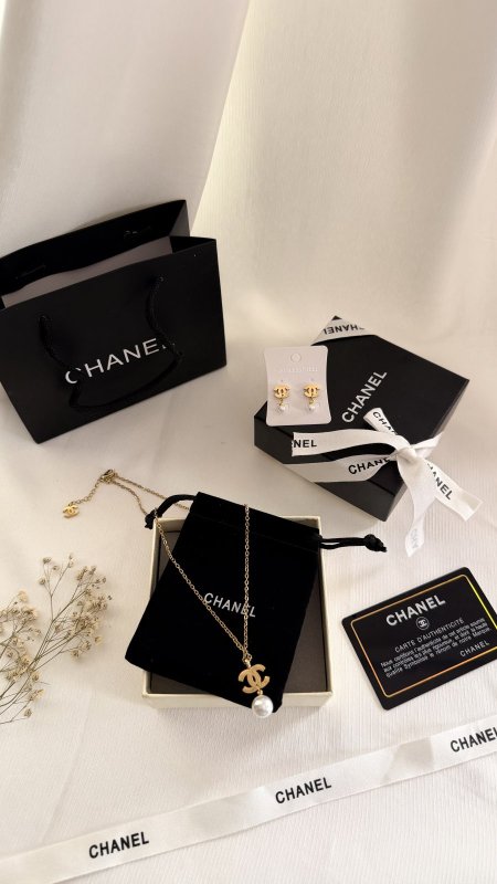 طقم CHANEL / ( سنسال + حلق  ) شامل العلبة الأصلية والملحقات