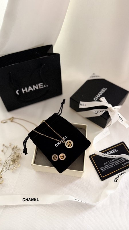 طقم CHANEL / ( سنسال + حلق  ) شامل العلبة الأصلية والملحقات
