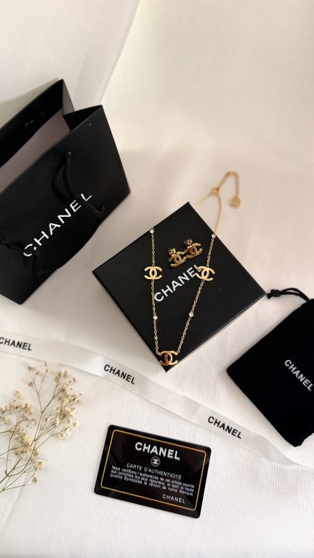 طقم CHANEL / ( سنسال + حلق  ) شامل العلبة الأصلية والملحقات