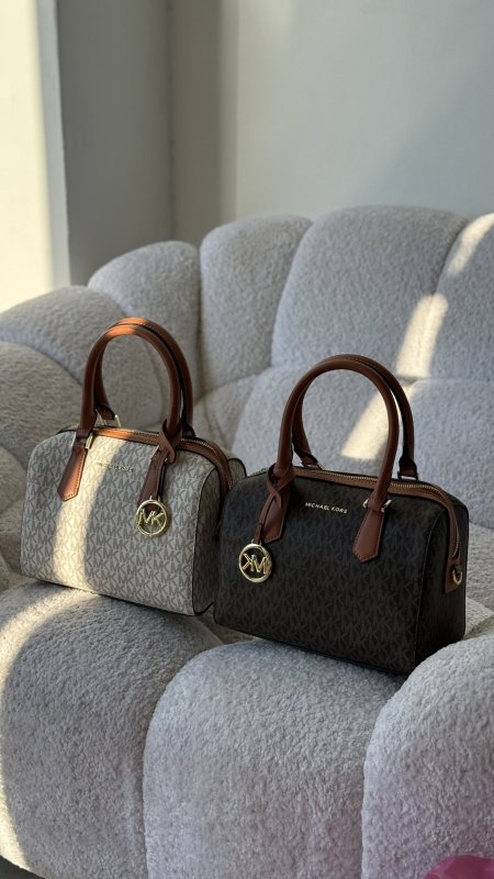 شنطة - Michael Kors Hayes Small Mk / غير شامل علبة