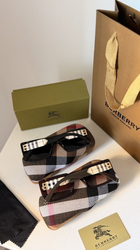 نظارة BURBERRY / فل بكج علبة وكيس