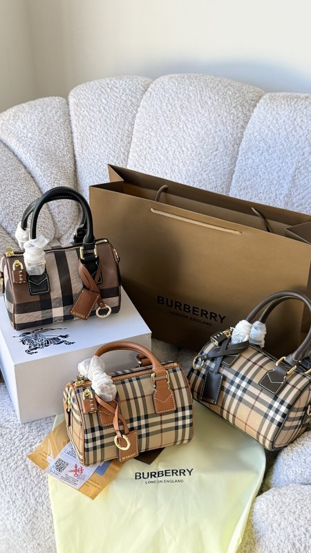 شنطة - Burberry Mini Bowling / شامل بوكس