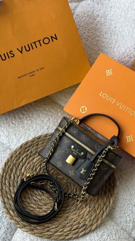 شنطة - Louis Vuitton vanity chain / شامل علبة وكيس الشركة