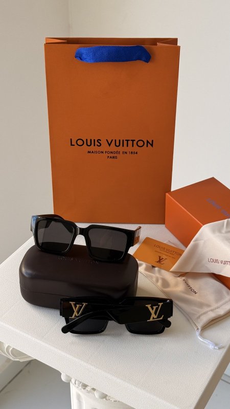 نظارة LOUIS VUITTON / فل بكج علبة وكيس