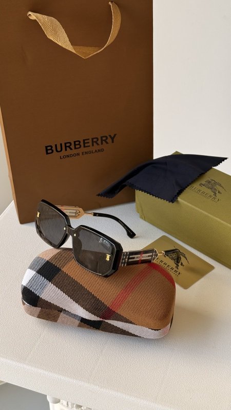 نظارة BURBERRY / فل بكج علبة وكيس