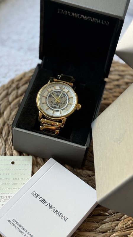 ذهبي داخلية أبيض