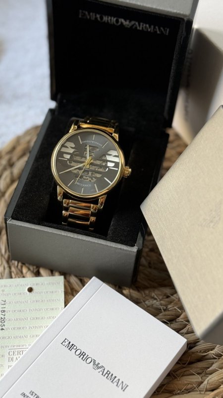 ذهبي داخلية أسود