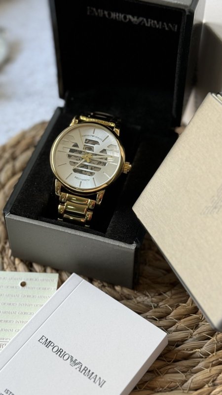 ذهبي داخلية أبيض