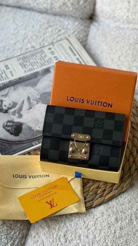 أسود مربعات